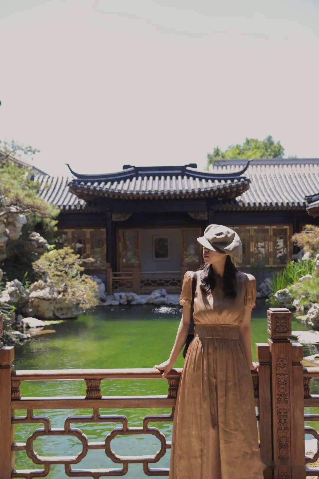 一件纯白色的裙子,宫廷风满满,这样的穿搭你喜欢吗?-知识问答网页,快速解答您的疑惑